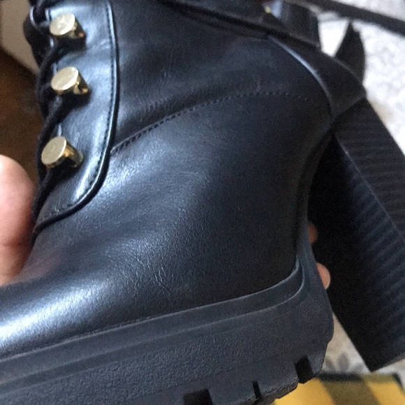 Combat stylish Express comfy boots! - Picture 6 of 7